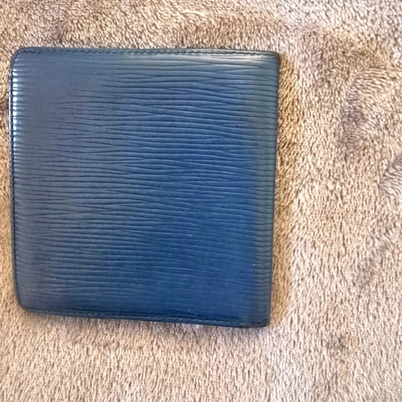 Louis Vuitton Blue Epi-Leather Wallet! Excellent condition! - Picture 7 of 7